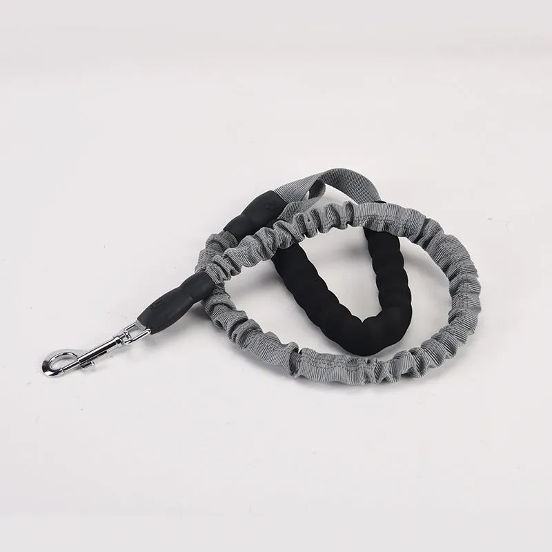 High elastic retractable dog leash in black, 95 to 135cm, with neoprene foam handle and zinc alloy hardware