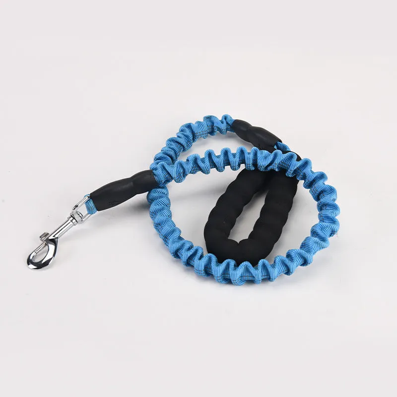 High elastic retractable dog leash in black, 95 to 135cm, with neoprene foam handle and zinc alloy hardware