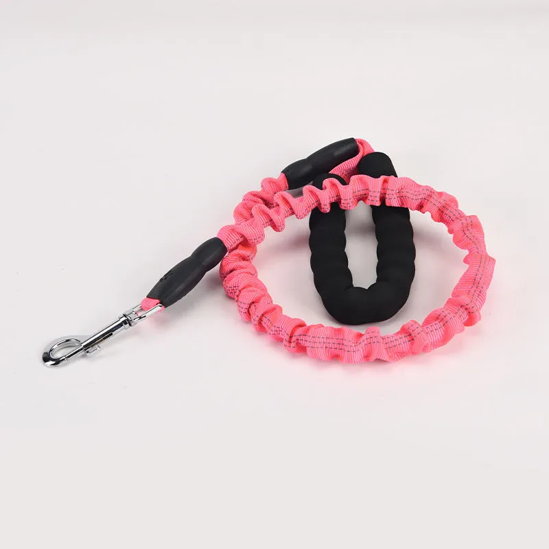 High elastic retractable dog leash in black, 95 to 135cm, with neoprene foam handle and zinc alloy hardware