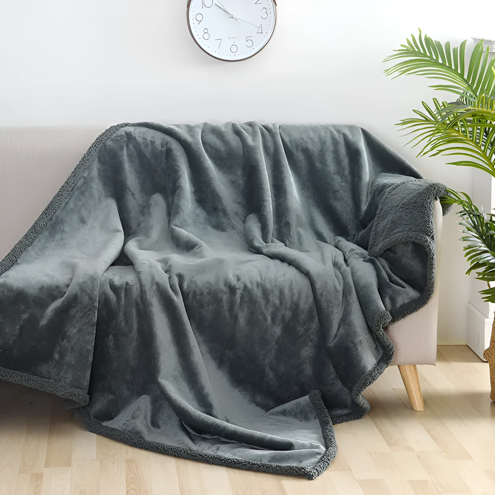 Water-proof flannel blanket in cotton velvet cloth, black colour, rectangular shape, suitable for indoor use