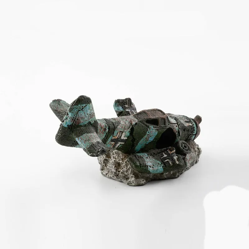 Resin aquarium ornament simulating aircraft wreckage, dimensions 8cm by 4.5cm by 4.5cm