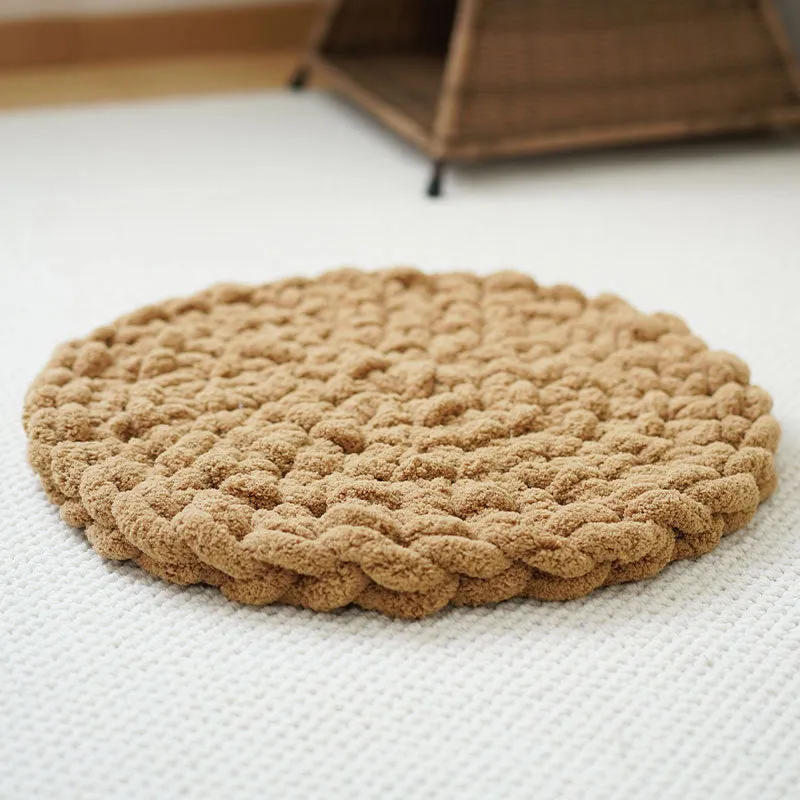 Hand-woven thermal wool pet mat in creamy white for dogs and cats, available in multiple sizes