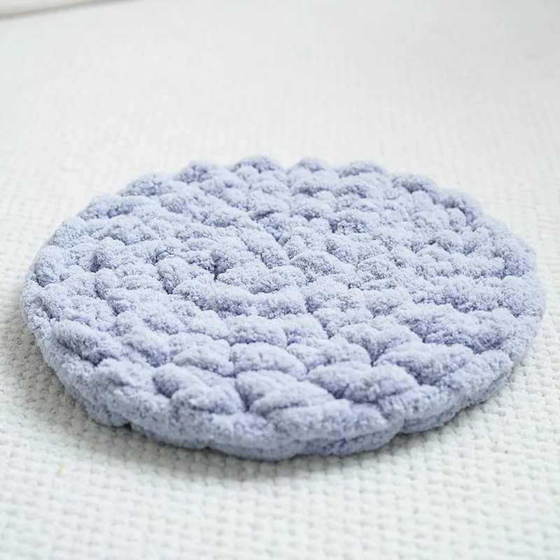 Hand-woven thermal wool pet mat in creamy white for dogs and cats, available in multiple sizes