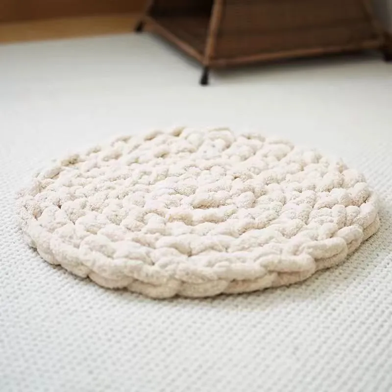 Hand-woven thermal wool pet mat in creamy white for dogs and cats, available in multiple sizes