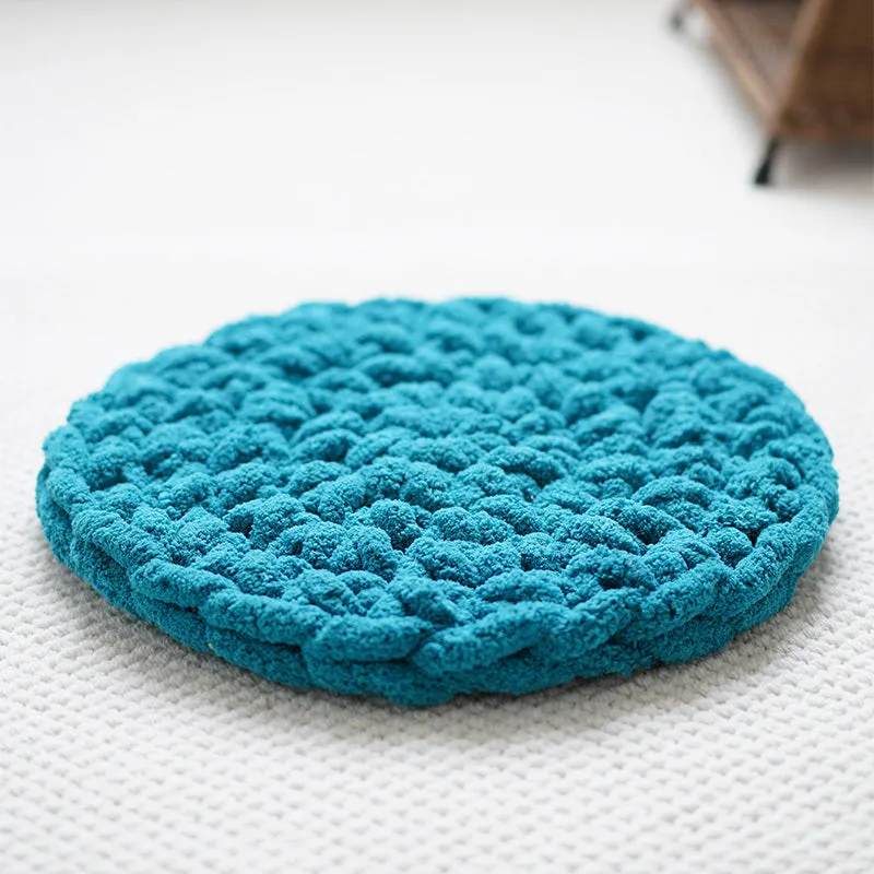 Hand-woven thermal wool pet mat in creamy white for dogs and cats, available in multiple sizes
