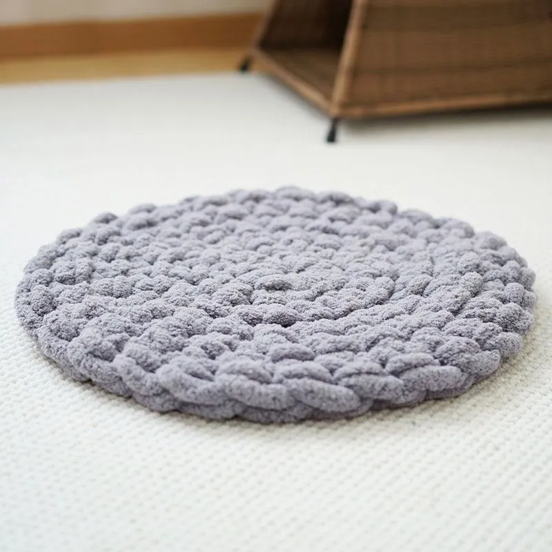Hand-woven thermal wool pet mat in creamy white for dogs and cats, available in multiple sizes