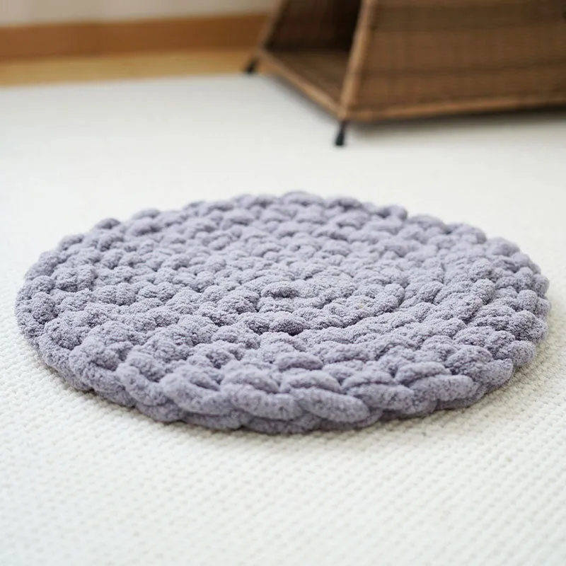Hand-woven thermal wool pet mat in creamy white for dogs and cats, available in multiple sizes