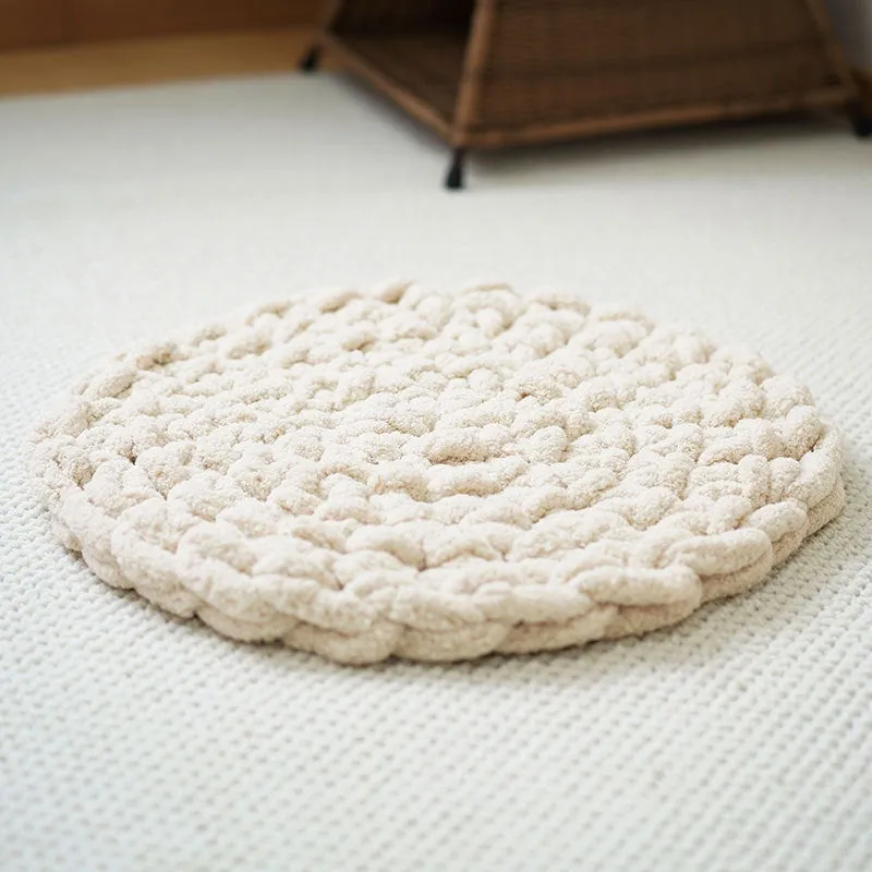 Hand-woven thermal wool pet mat in creamy white for dogs and cats, available in multiple sizes