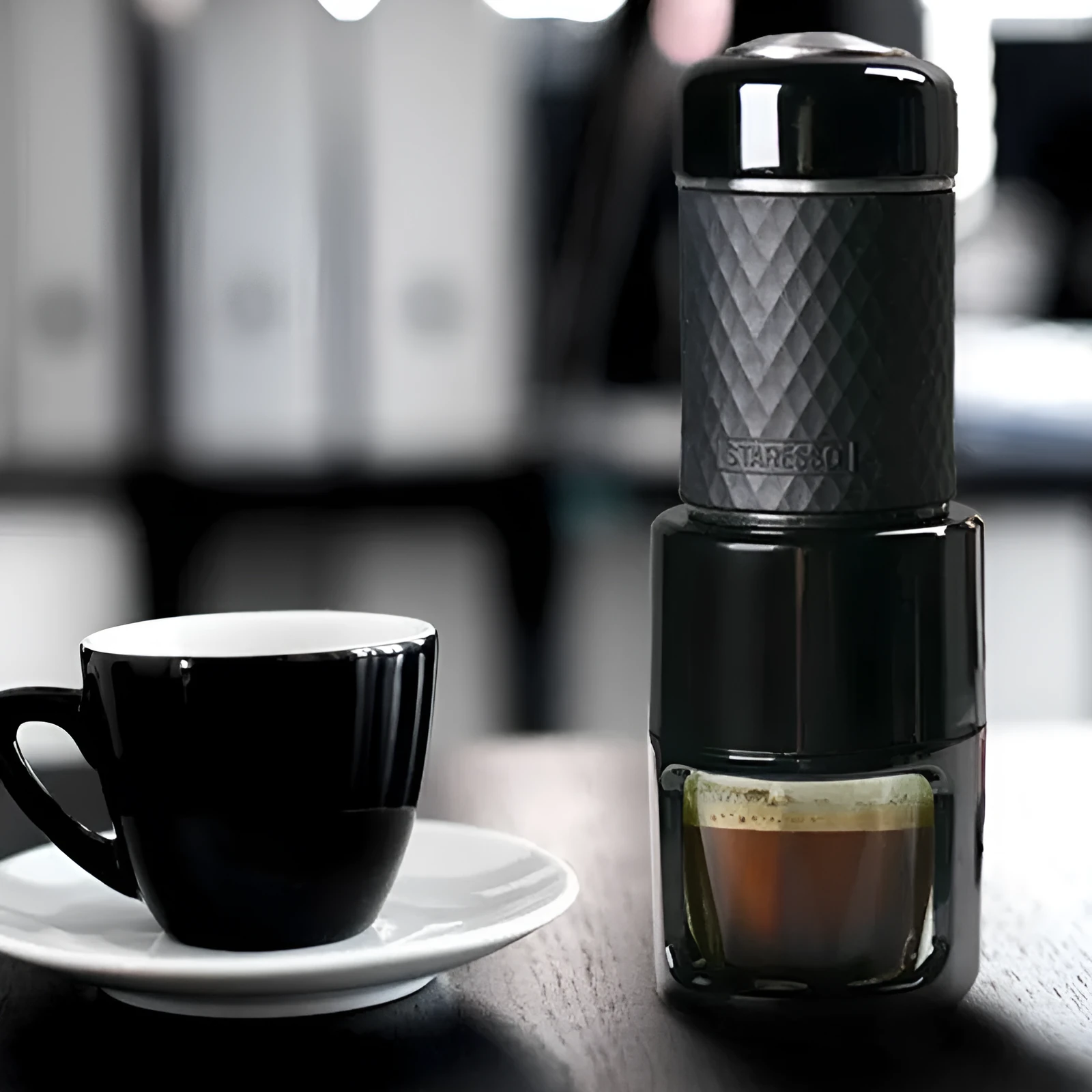 Portable manual espresso coffee machine in black, 7x7x20.3 cm, with hand-pressure lever and stainless steel build