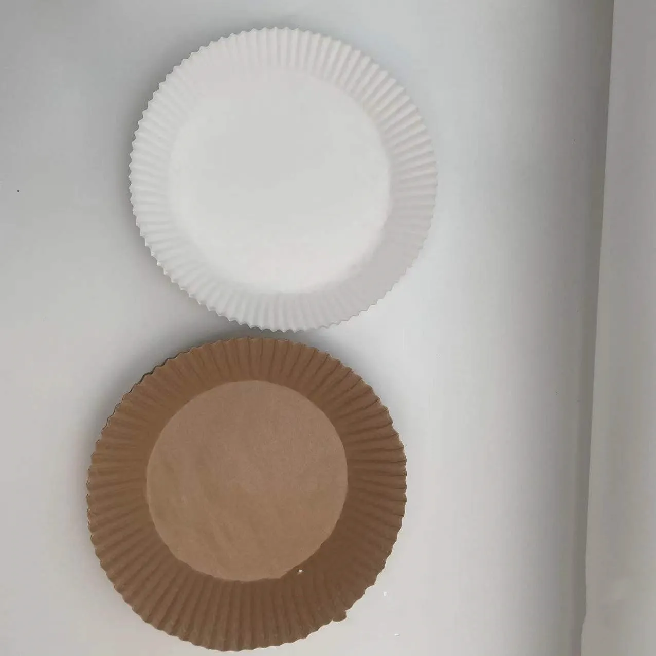 Round white disposable parchment paper liner for air fryer with a 4.5cm edge.