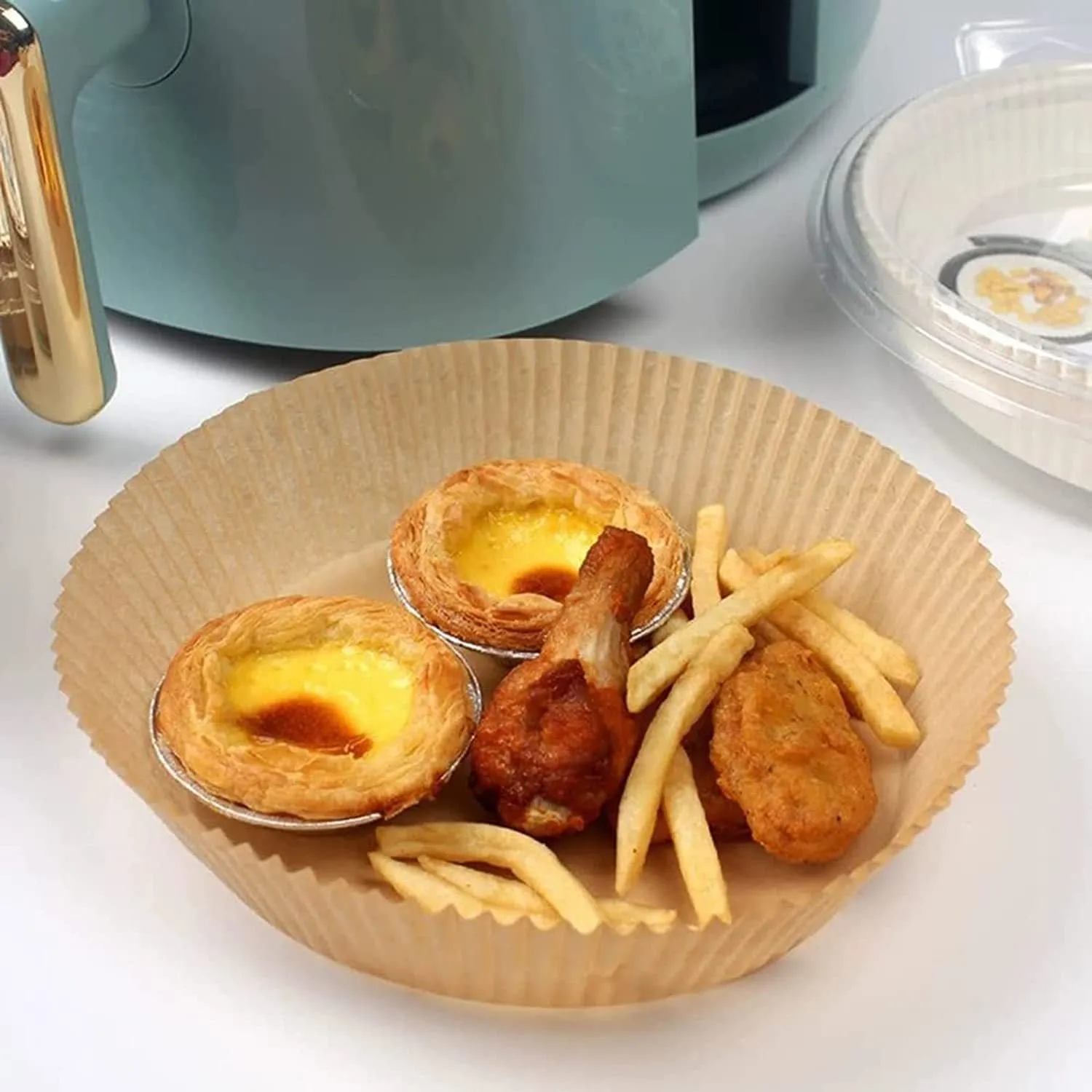 Round white disposable parchment paper liner for air fryer with a 4.5cm edge.