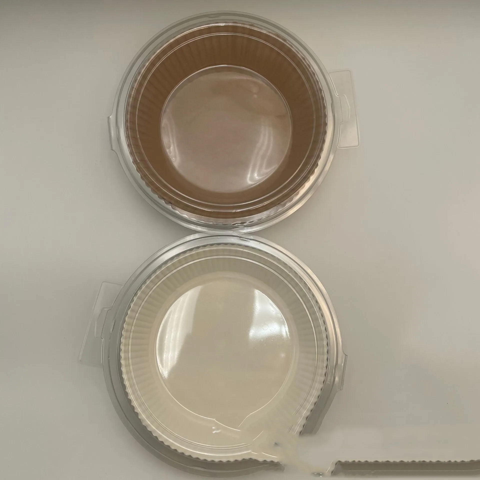 Round white disposable parchment paper liner for air fryer with a 4.5cm edge.