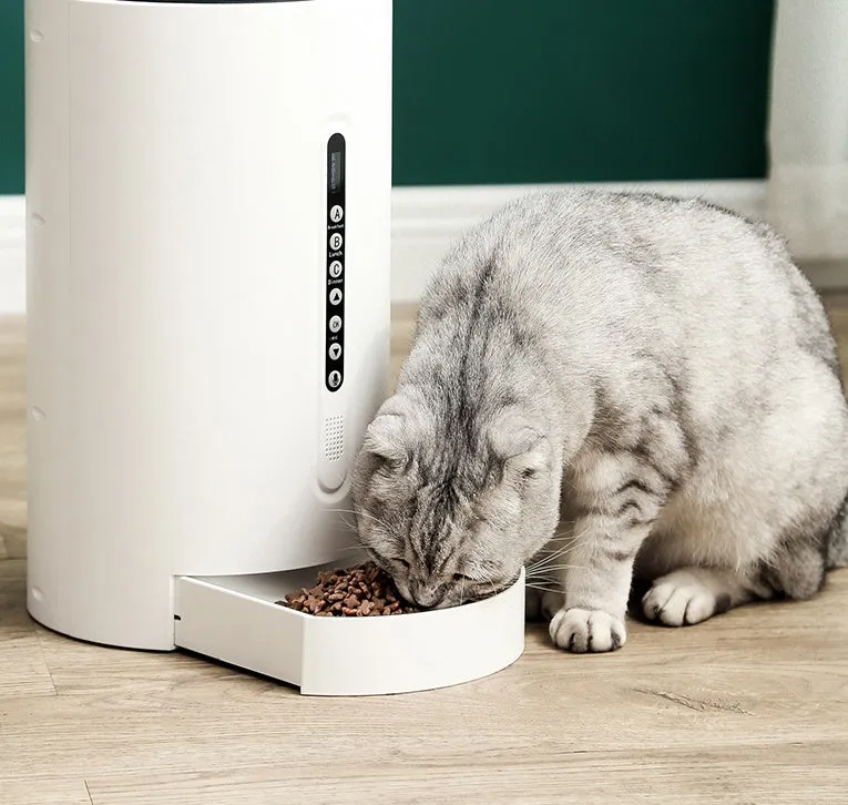 White automatic pet feeder with 4.6L capacity and timing display
