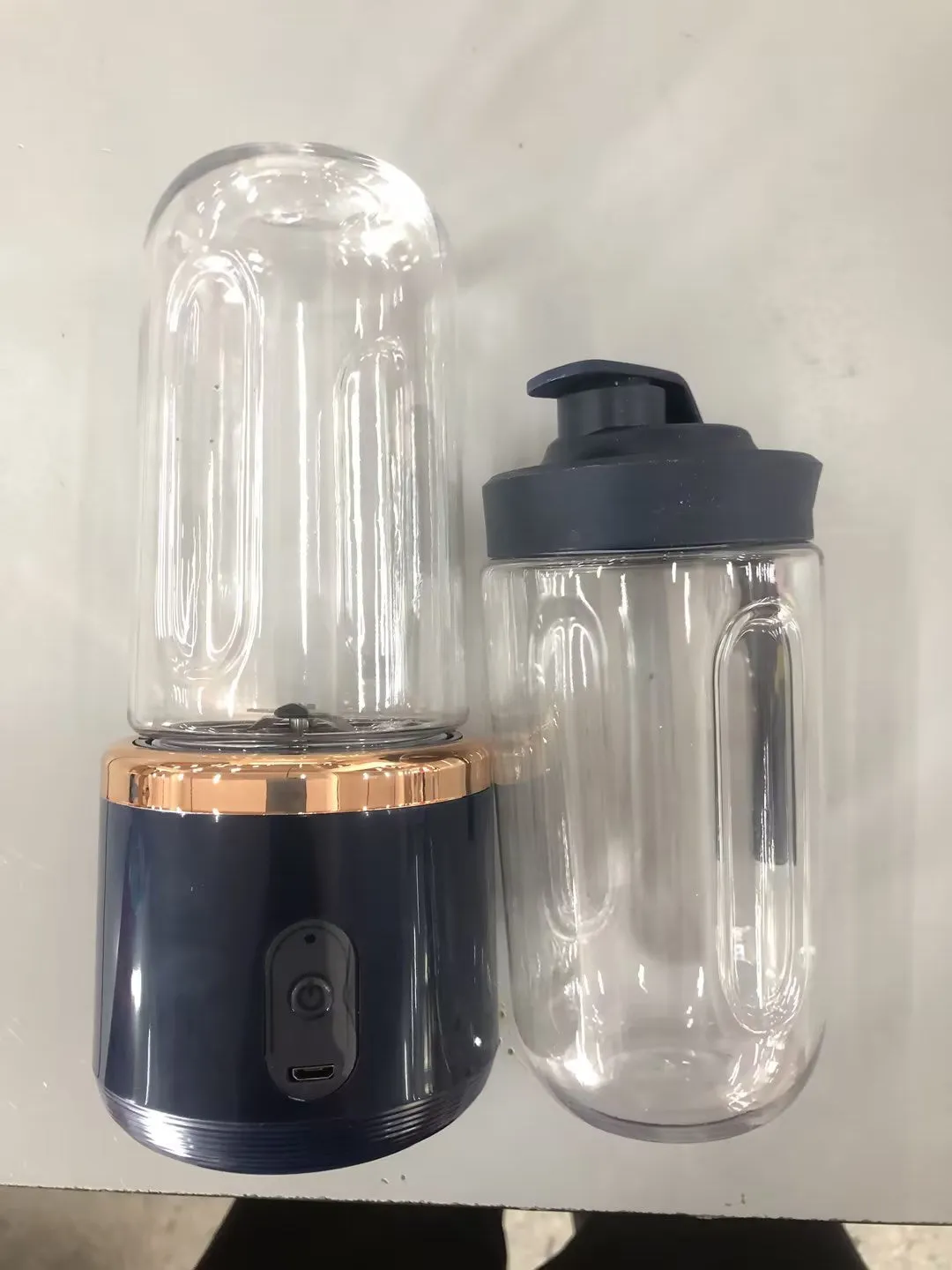 Tunisian dark blue portable USB juicer blender with six blades and 400ml cup.