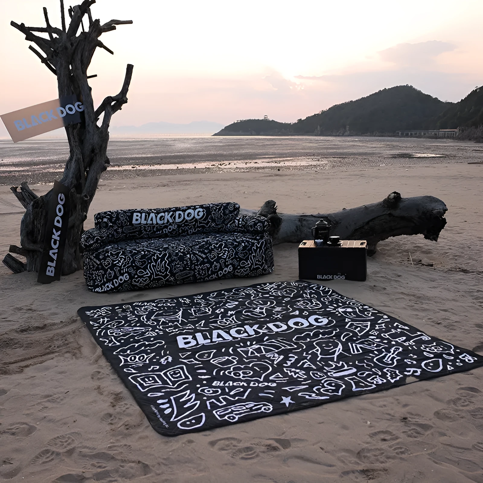Thickened outdoor picnic mat in Night Black on grass, 200x200cm polyester fibre moisture-proof ground cover