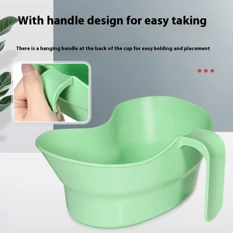 Green plastic gargle cup for bedridden elderly patients with modern simplicity design