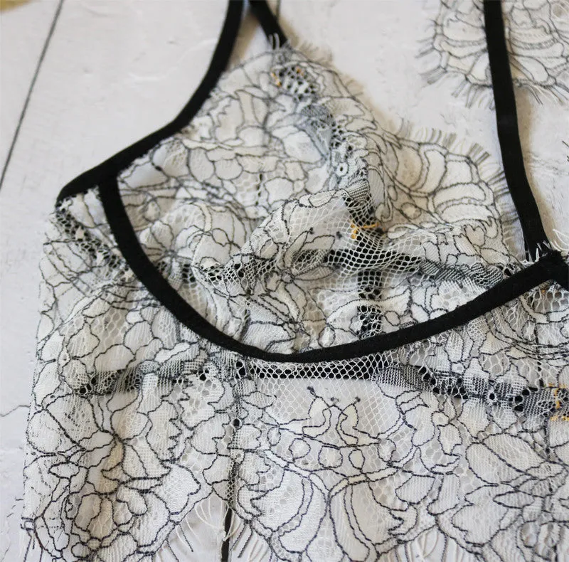 Lace three-point lingerie set in photo colour with spandex stretch, available in sizes S to 3XL