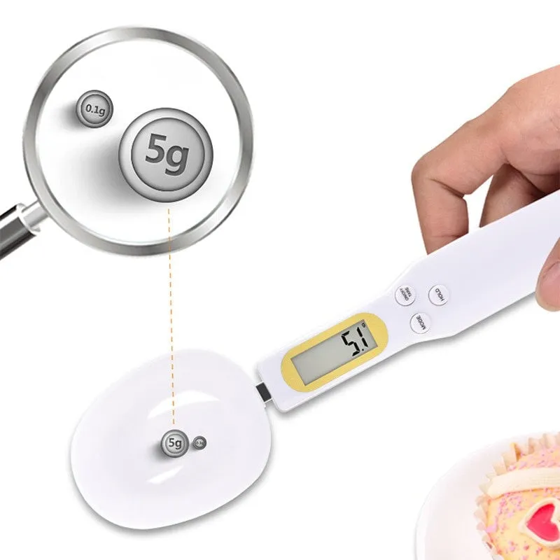 Portable digital measuring spoon with LCD display and 500g capacity in black, on white background
