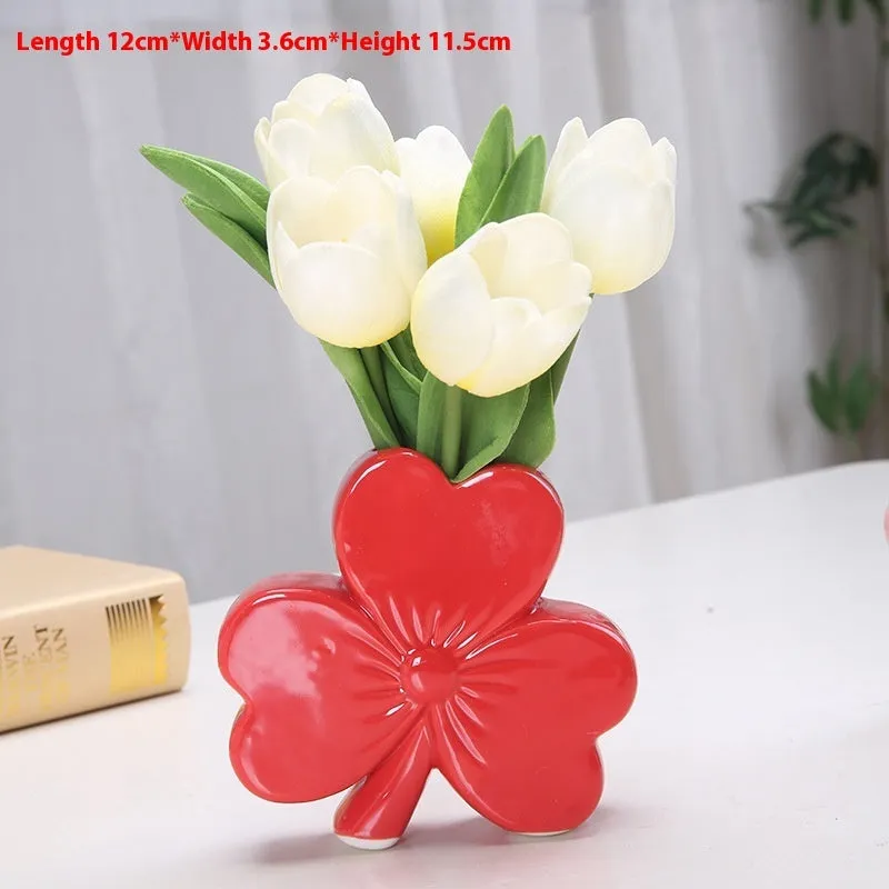 Clover-shaped white porcelain ceramic vase in European style with compact desktop dimensions