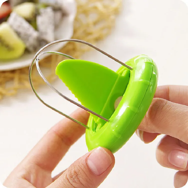 Mini kiwi cutter peeler slicer in ABS and stainless steel, 5.5 x 4.5 cm, with random colour option