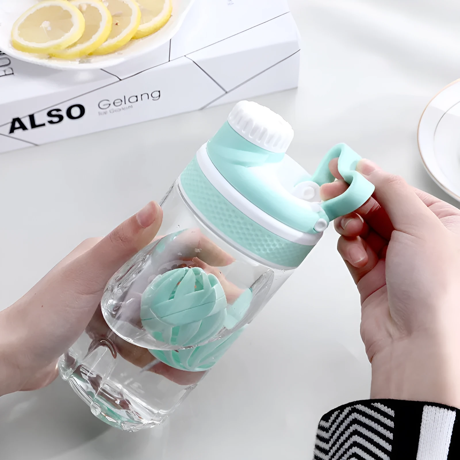 550ml protein nutrition shaker cup in blue, sealed lid, single-layer design for outdoor office use