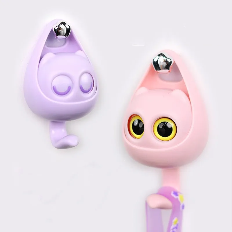 Cream white cat-shaped adhesive wall hook with winking eyes, 2.5kg capacity, 105x61x45mm