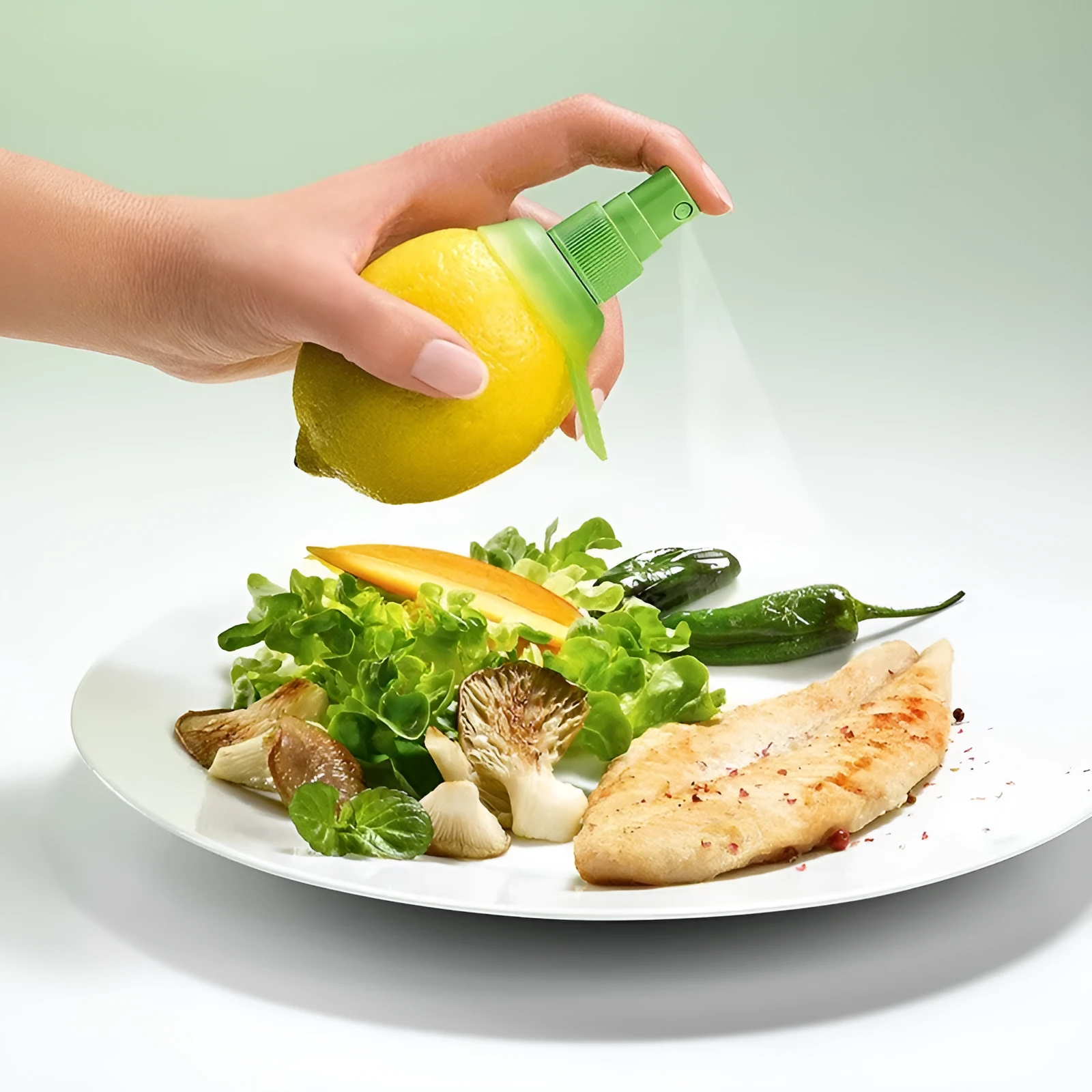 Green lemon sprayer with screw-in nozzle and PVC silicone ring for direct citrus juicing