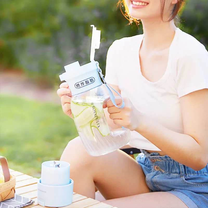Portable blender juicer in light blue with USB charging cable and water cup, 801-1000mL capacity