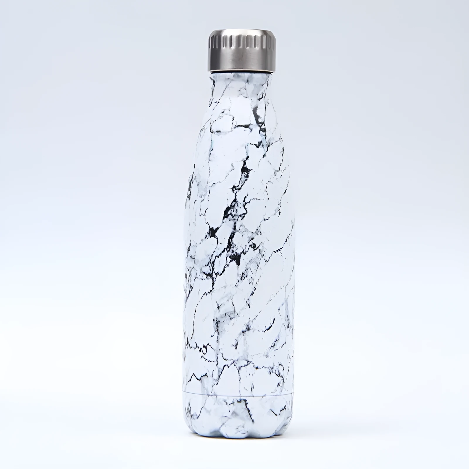 500ml stainless steel vacuum insulated sport bottle with lid on a gym bench