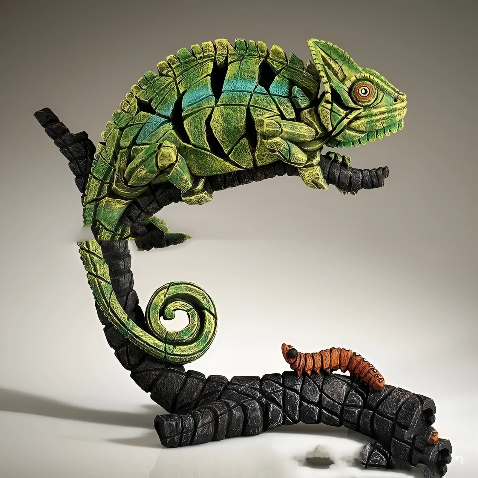 Hand-painted resin animal sculpture pendant in American cartoon style, 20 x 9.5 x 13.5 cm, choice of chameleon frog lion shark