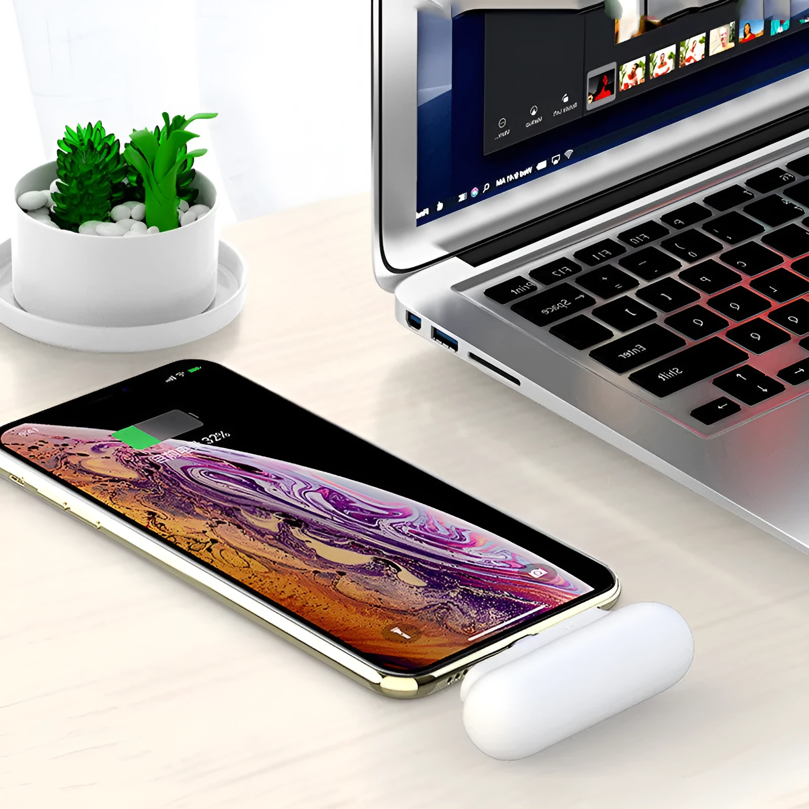 Smart magnetic mini power bank in black, 2600mAh, with magnetic data cable and compact plastic shell