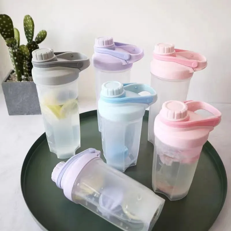 Blender shaker bottle with stirring ball, leakproof knob closure, available in purple, blue, pink, yellow, grey, 500ml and 700ml sizes