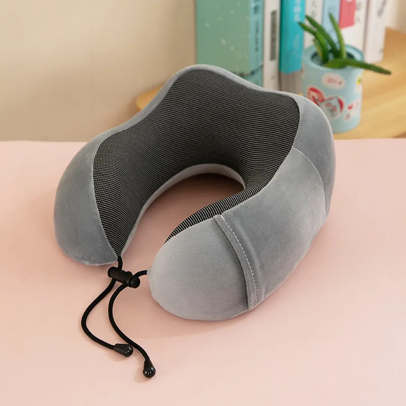 Memory foam U-shape travel neck pillow in light gray with magnetic closure, 30x25x15cm