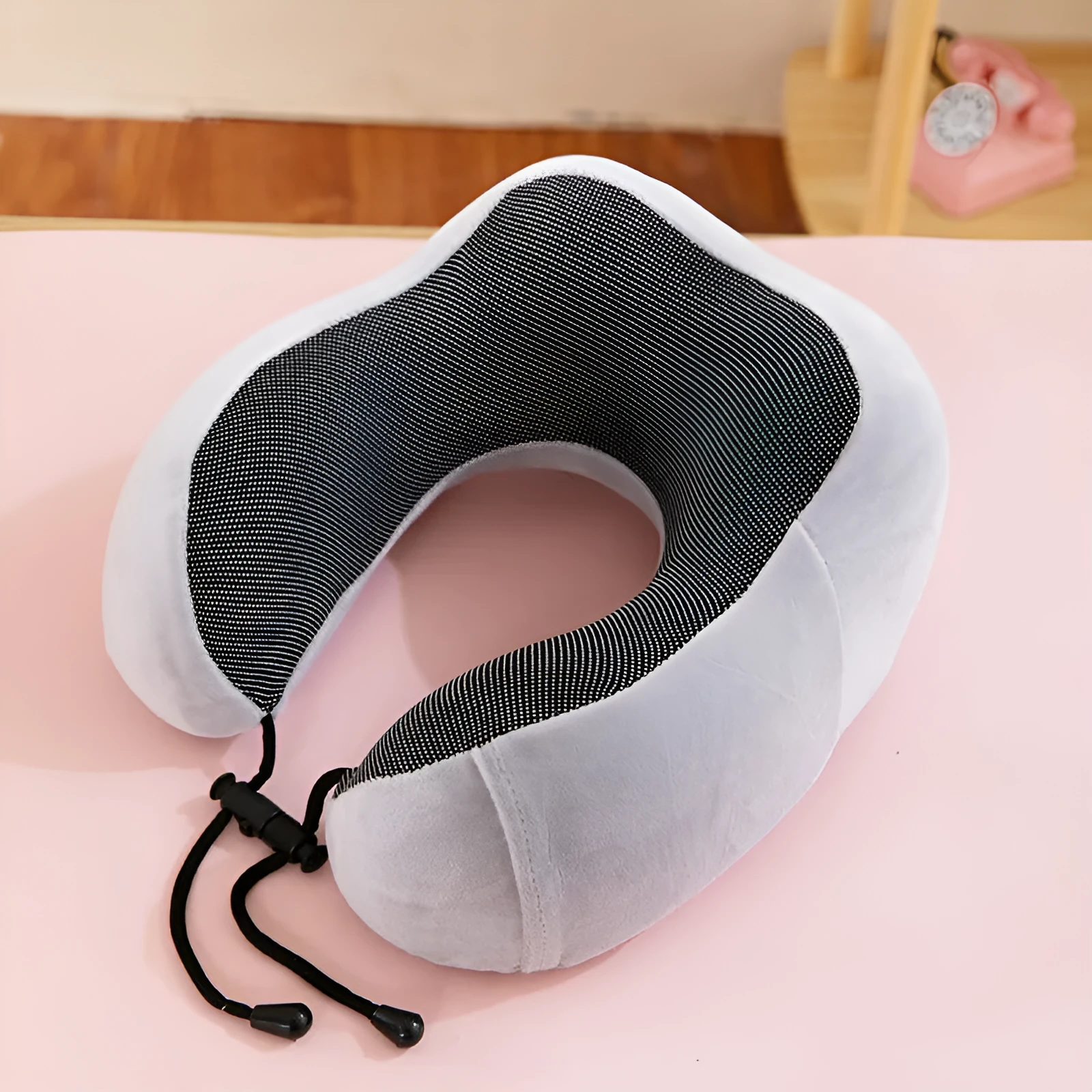 Memory foam U-shape travel neck pillow in light gray with magnetic closure, 30x25x15cm