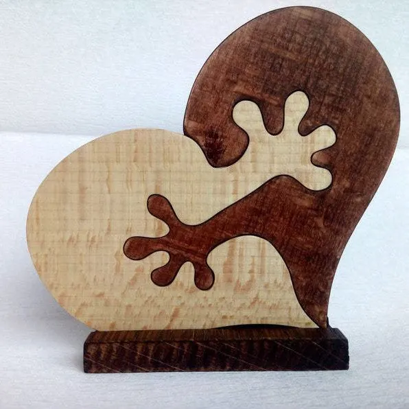 Wooden heart love desktop ornament with engraved modern minimalist geometric design in colour A, 10x13x2cm