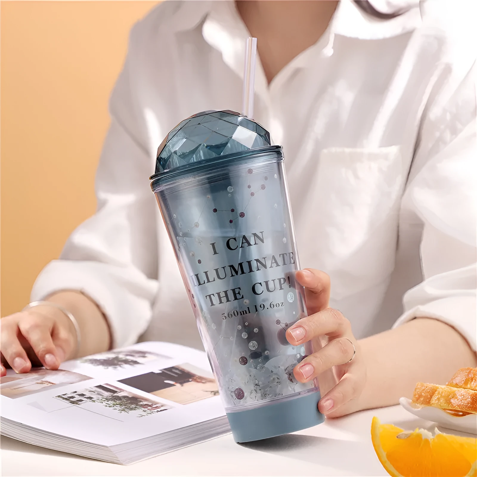 Luminous creative plastic coffee cup with double straw and light gradient finish, 560ml capacity