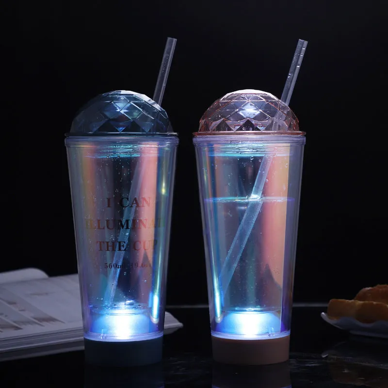 Luminous creative plastic coffee cup with double straw and light gradient finish, 560ml capacity