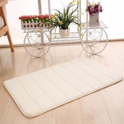 Memory cotton carpet with coral fleece surface, non-slip latex bottom, beige colour, 40x60cm size on bathroom floor