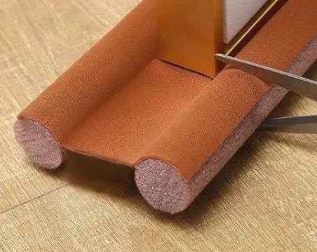 Flexible door bottom sealing strip, 21x15x6.5 cm, white, for noise reduction and draft blocking on interior doors
