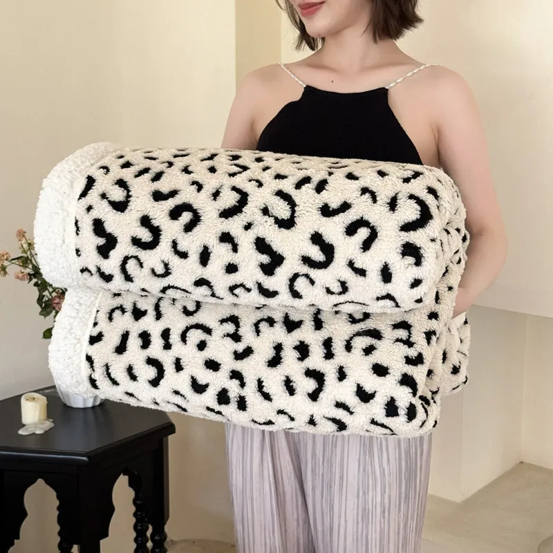 Double-layer cationic leopard jacquard taffeta blanket showing animal print pattern design