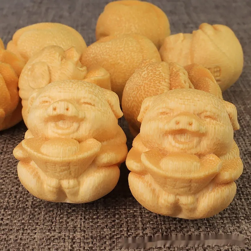 Solid bamboo Fulu Pig carving ornament measuring 4cm height with cute style design