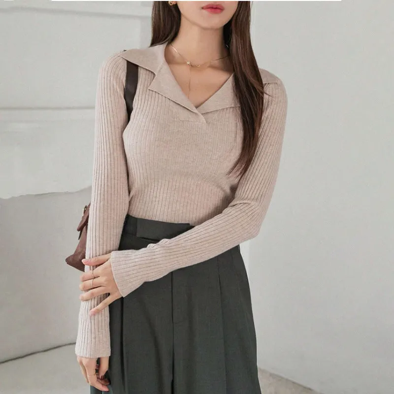 V-neck hemmed pullover sweater in solid colour with vertical sunken stripe pattern, long sleeves, slim fit