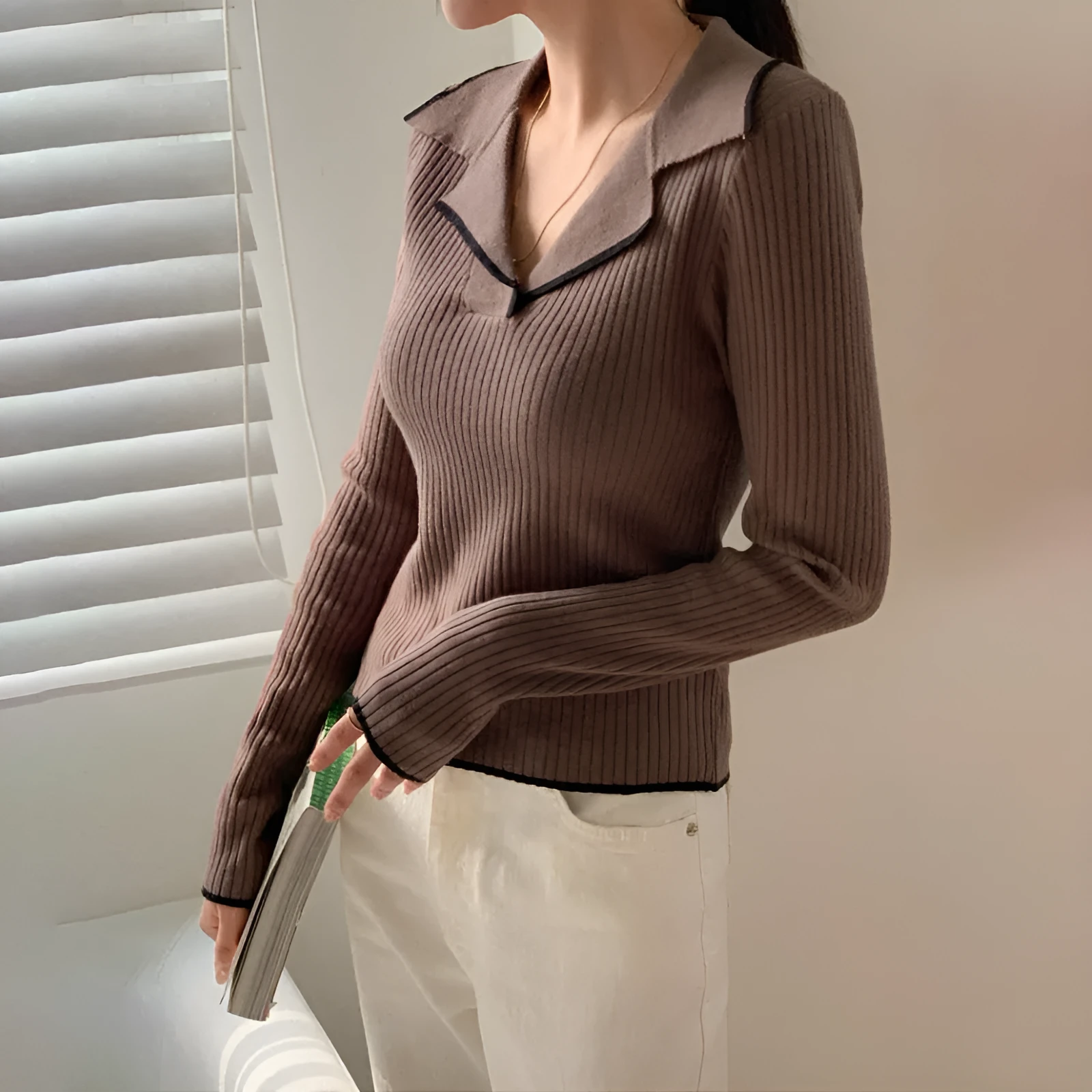 V-neck hemmed pullover sweater in solid colour with vertical sunken stripe pattern, long sleeves, slim fit