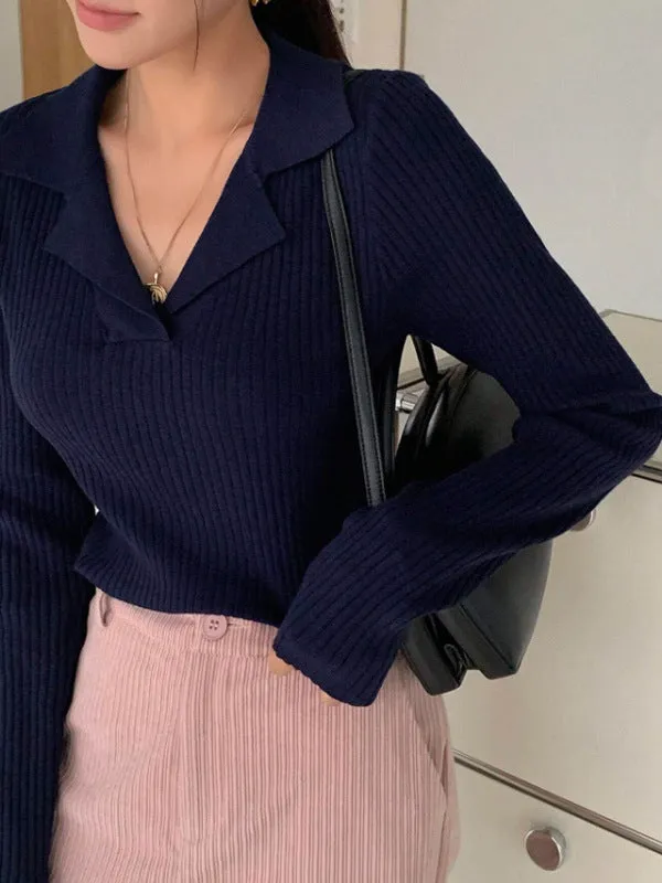 V-neck hemmed pullover sweater in solid colour with vertical sunken stripe pattern, long sleeves, slim fit