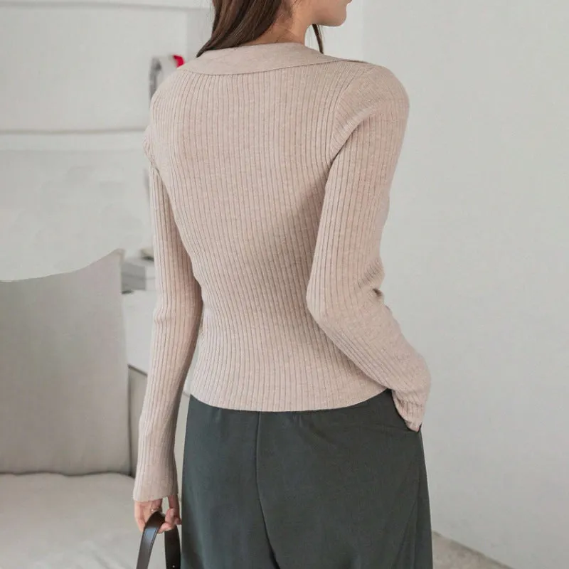 V-neck hemmed pullover sweater in solid colour with vertical sunken stripe pattern, long sleeves, slim fit