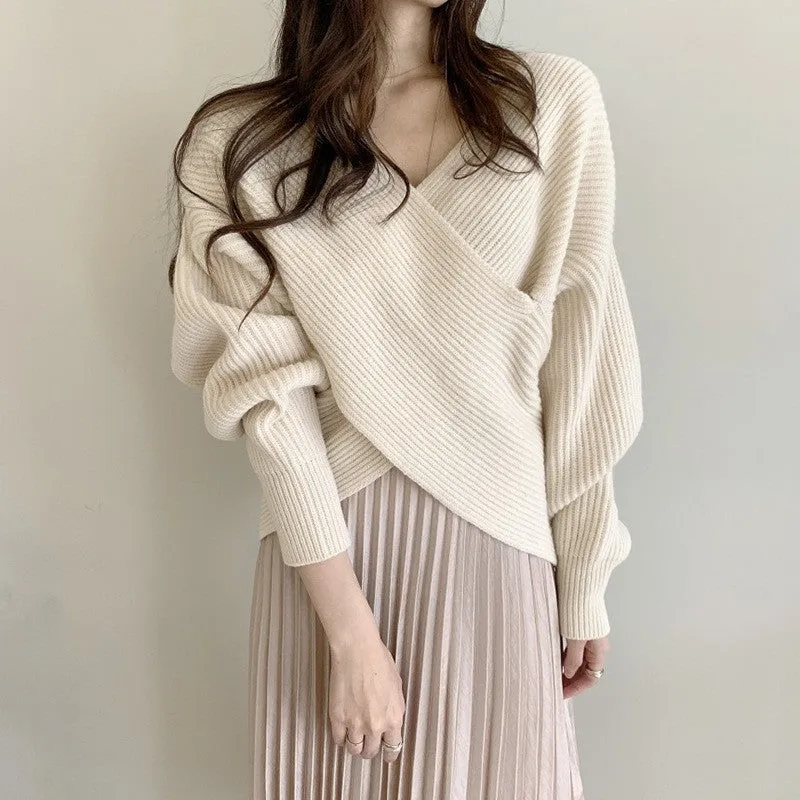Women's loose fit pullover sweater in solid colour, long sleeve, polyester knit, front view