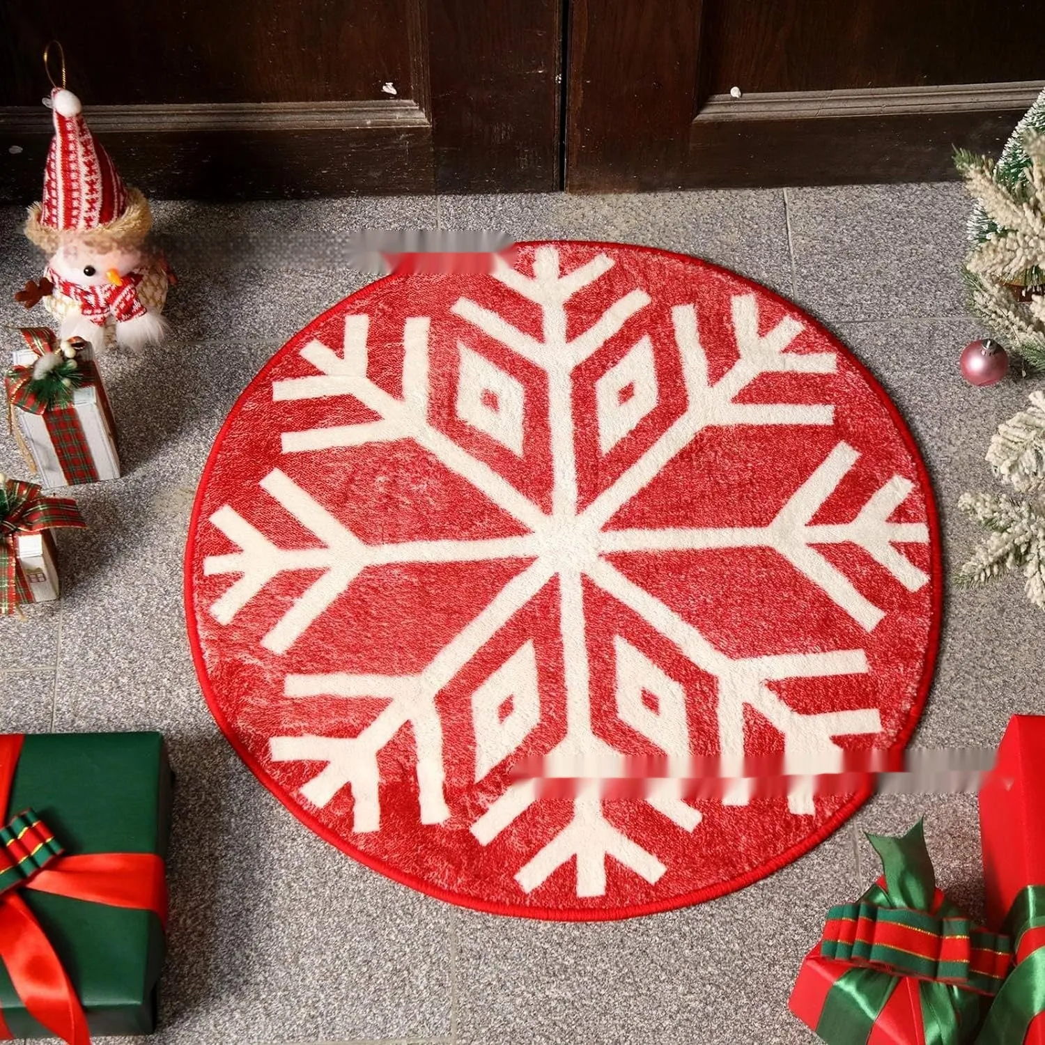 Christmas round polyester carpet in festive print, square shape on wooden floor
