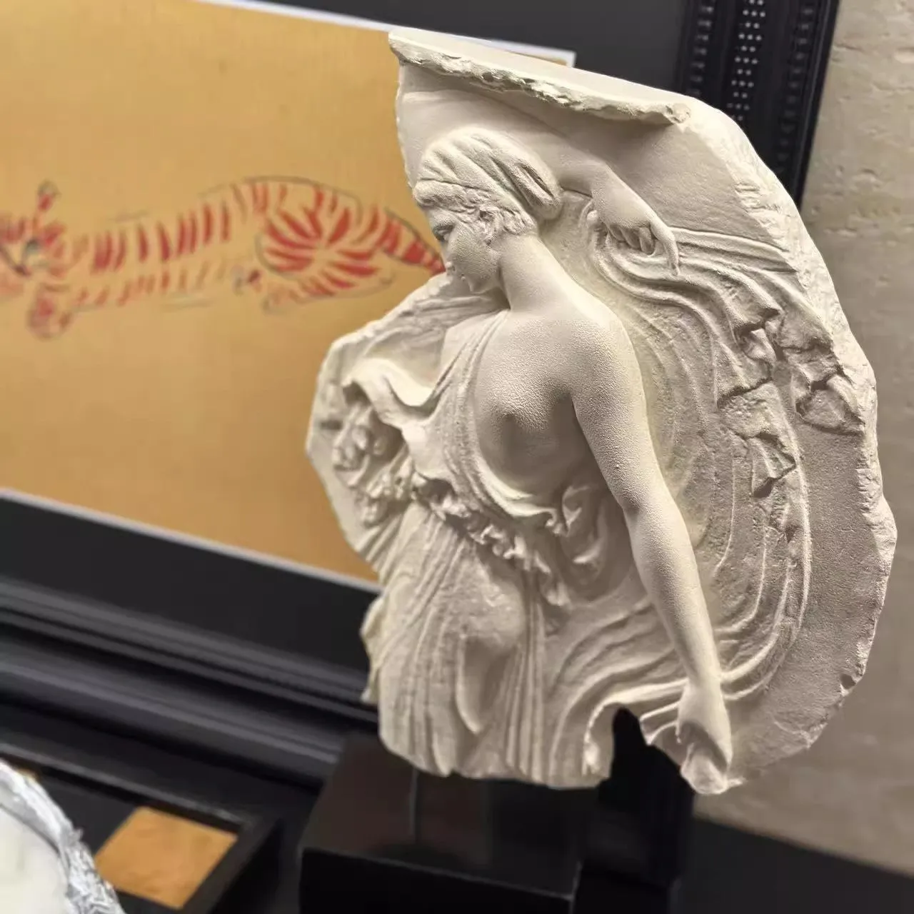 Italian-style wine goddess resin sculpture ornament with modern simplicity design