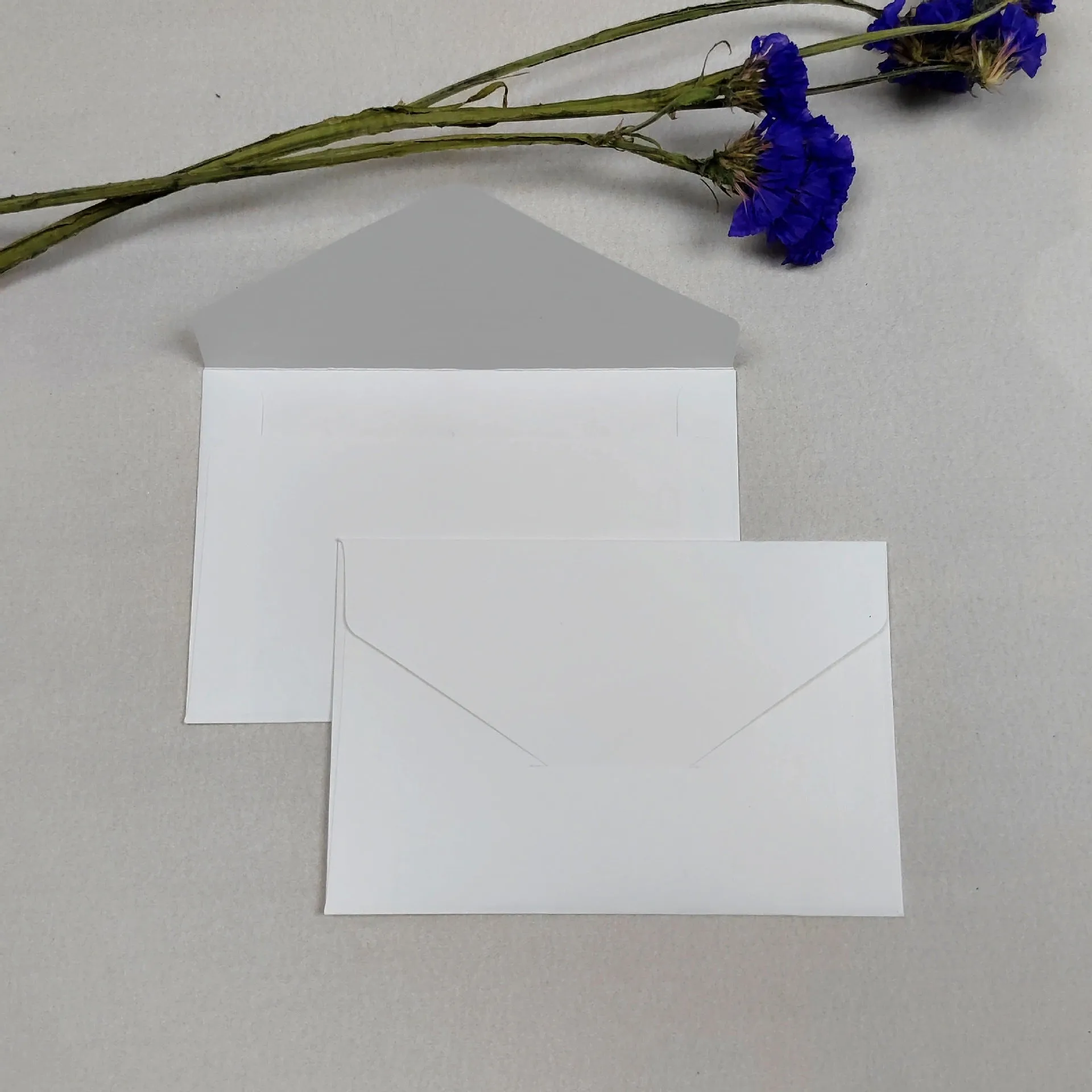 Pack of 100 kraft paper mini envelopes in beige, black, light brown, red, and white
