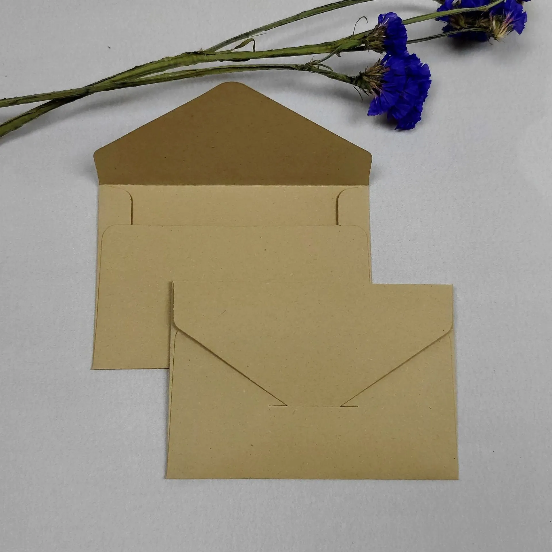 Pack of 100 kraft paper mini envelopes in beige, black, light brown, red, and white